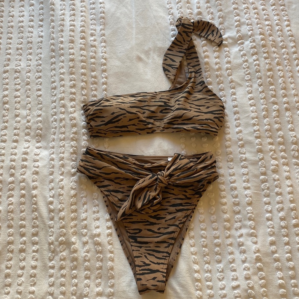 Abercrombie & Fitch Tan and Black Tiger-Print One-Shoulder Bikini